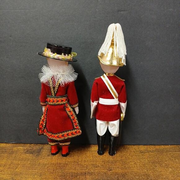 Vintage Royal Queens Guard & London Beefeater Roliing Eyes Dolls - Picture 2 of 4